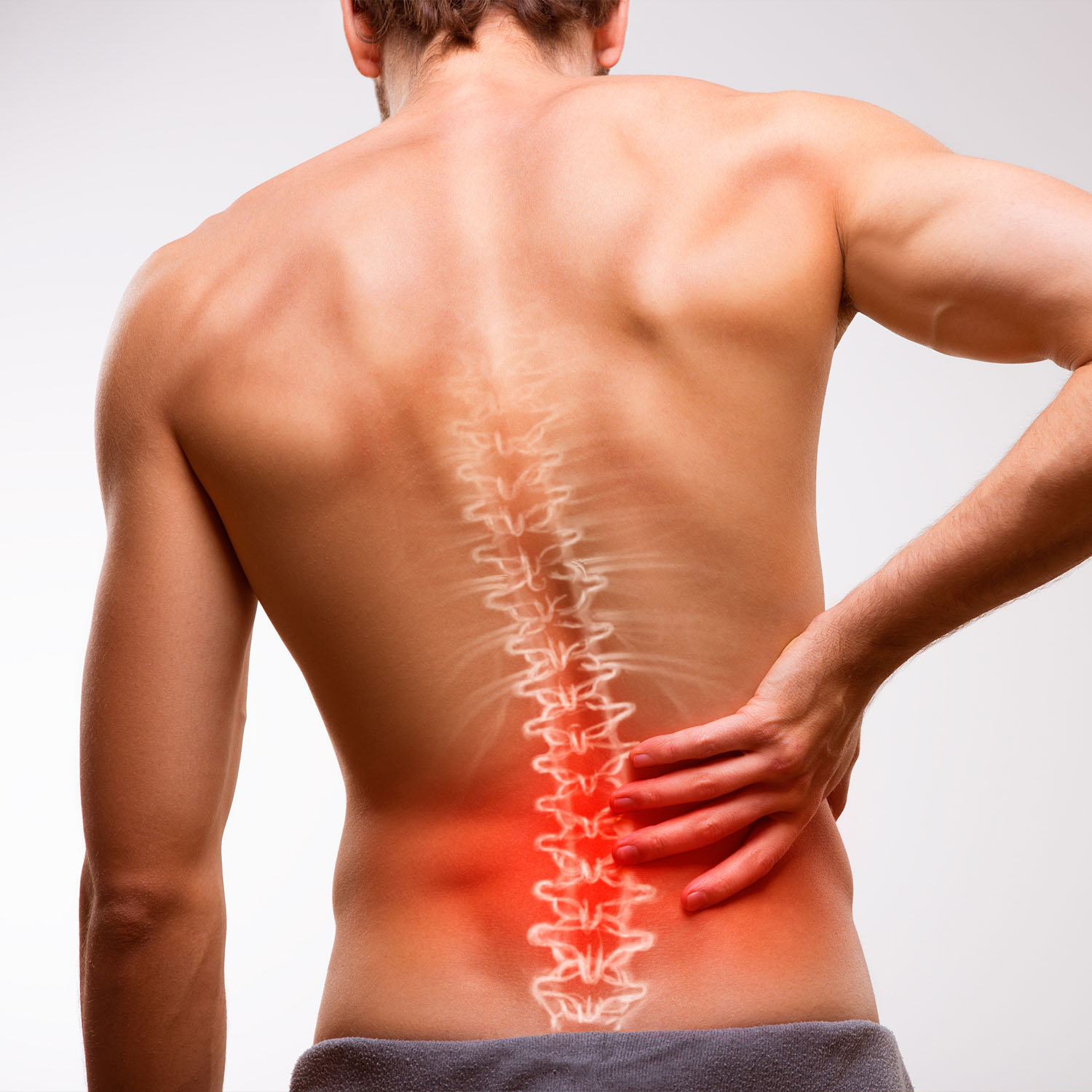 Ein Mann hält sich den unteren Rücken, auf seinem Rücken ist eine Zeichnung der Wirbelsäule zu sehen.